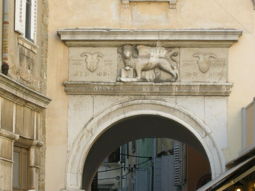 El León de Venecia vigila uno de los arcos de la ciudad de Piran.