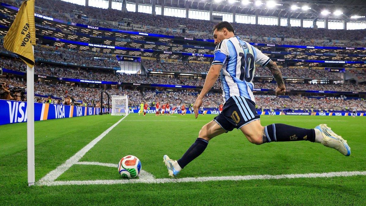 Otra vez sucedió lo que parece ser el patrón de estos días: que el balón lo busca al 10 o, como mínimo, cae siempre en su jardín.