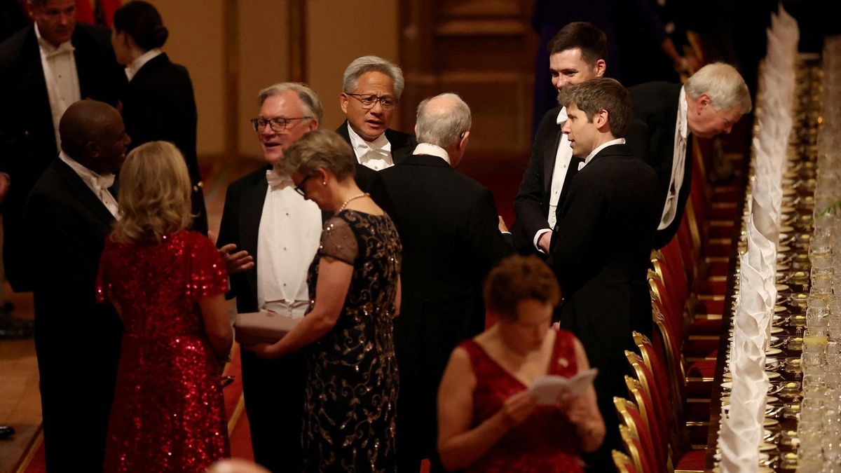 El consejero delegado de Open AI, Sam Altman, habla con Jensen Huang, de Ndivia, en el banquete del castillo de Windsor.