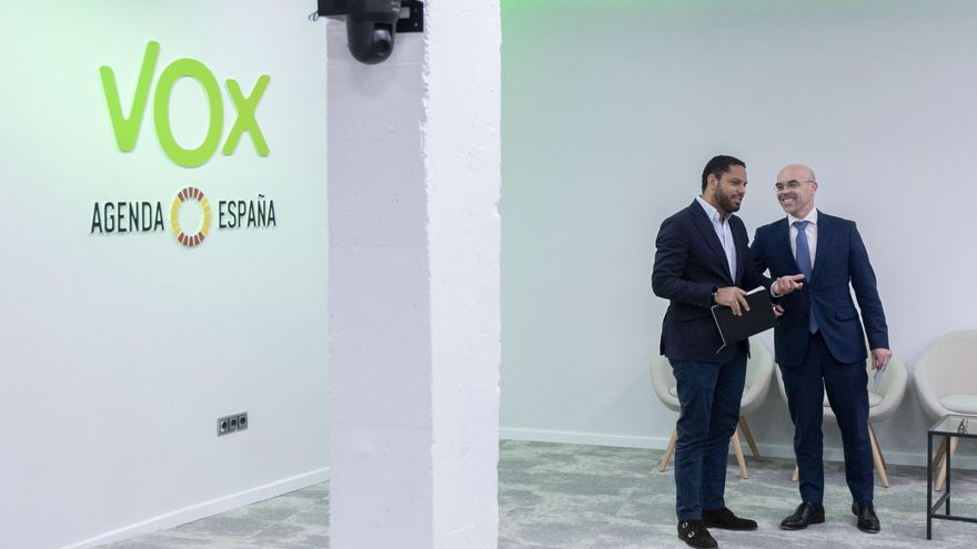 El secretario general de VOX y portavoz del GP en el parlamento de Cataluña, Ignacio Garriga (i), y el vicepresidente de Acción Política y eurodiputado de VOX, Jorge Buxadé (d).