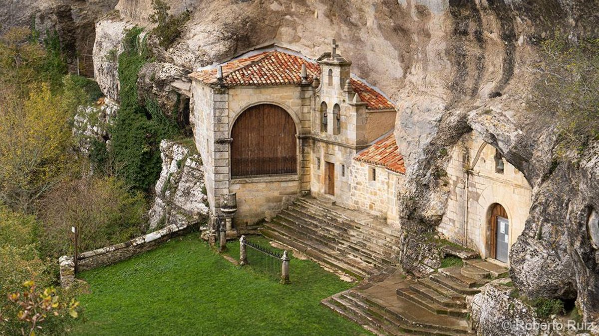 El complejo kárstico de Burgos declarado Monumento Natural: Ojo Guareña, casas cueva en las montañas