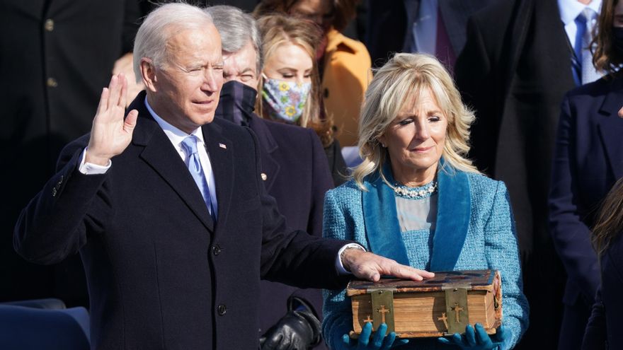 Joe Biden jura el cargo como presidente de EEUU.