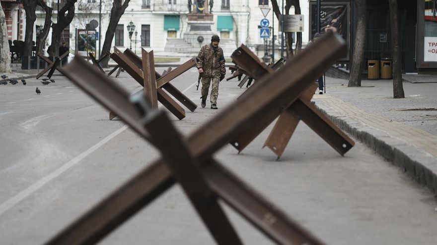 Un miliar patrulla entre una barricada antitanques en la ciudad ucraniana de Odesa.