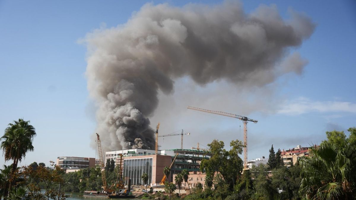 Declarado un incendio en el antiguo complejo de Altadis que provoca una visible columna de humo