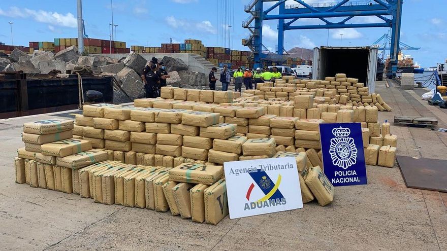 Intervenido en Canarias un carguero con 20 toneladas de hachís y a punto de hundirse