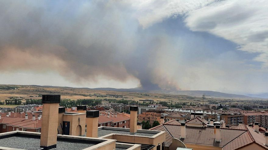 El fuego de Navalacruz visto desde Ávila capital.