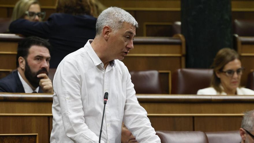 El diputado de EH Bildu Oskar Matute se dirige a la ministra Isabel Rodríguez durante la sesión de control en el Congreso de los Diputados, este miércoles.