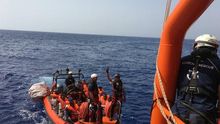 El Ocean Viking pide un puerto seguro para desembarcar a sus 85 rescatados.