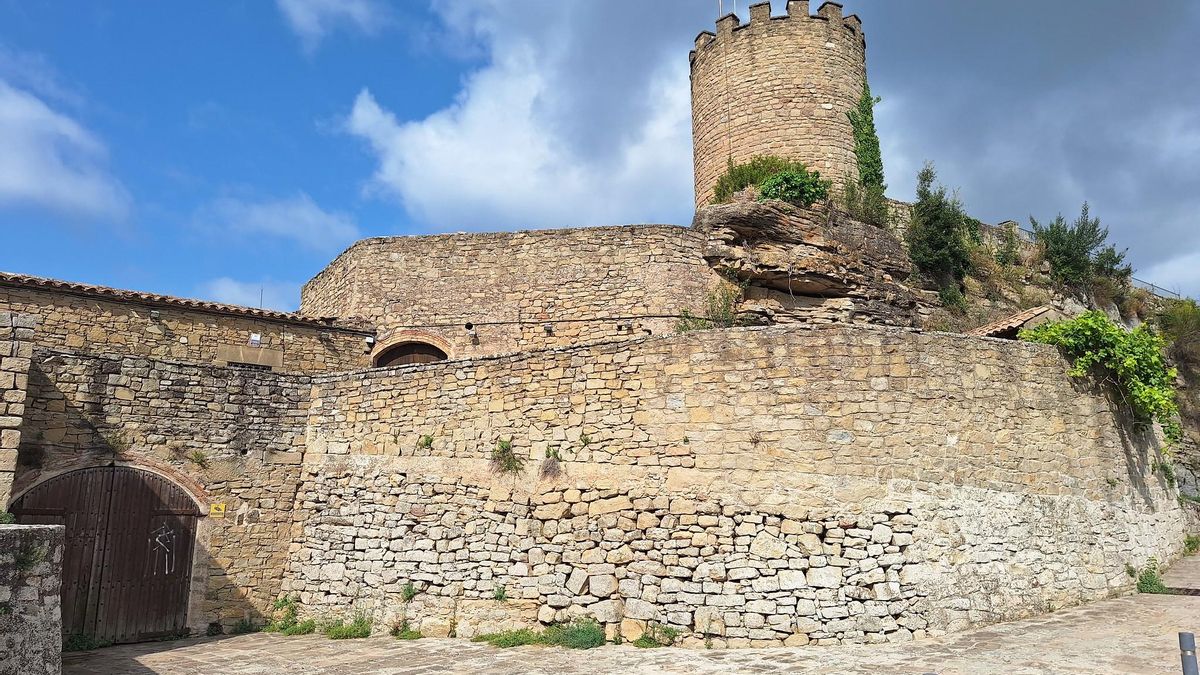 Murallas de Talamanca. Las hileras de piedra más antiguas son de origen romano.