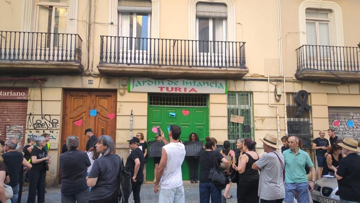 Vecinos del Botànic, de luto contra el hotel de la calle Túria, donde se desalojó a 16 famílias y una guardería