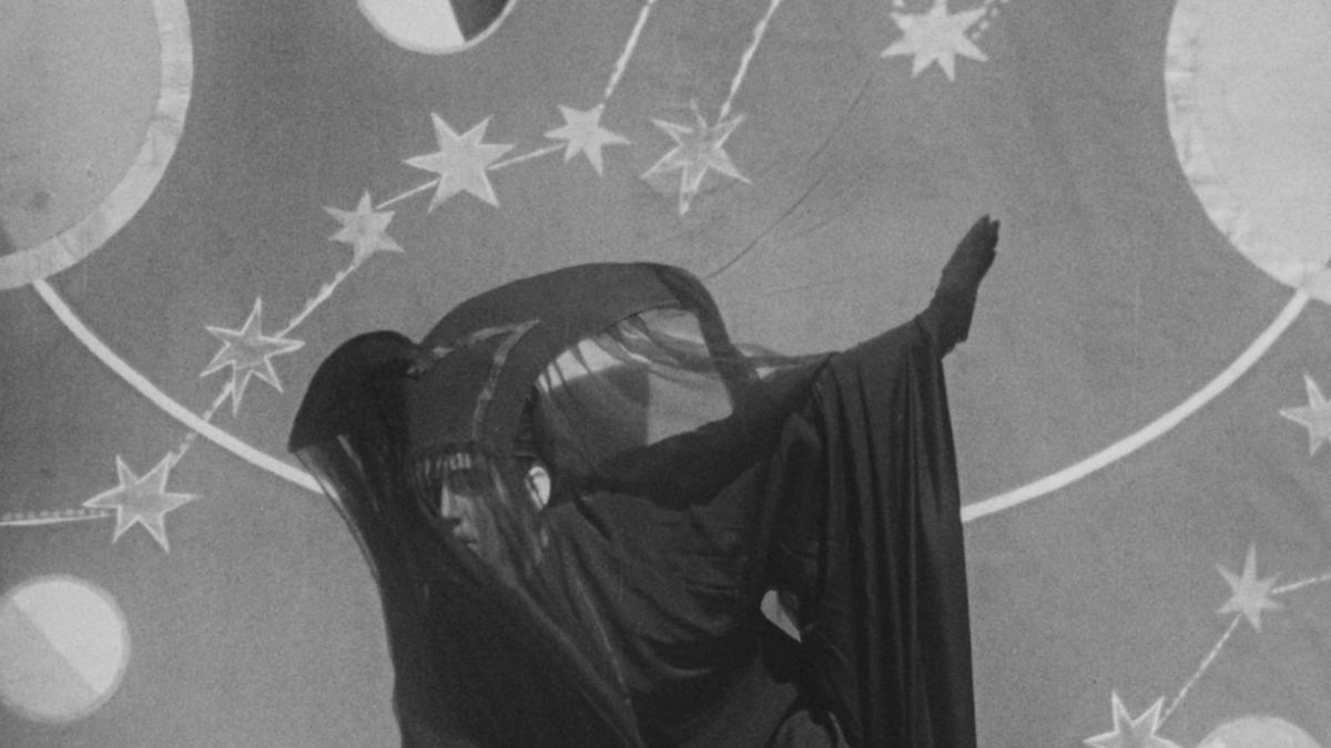 El director de cine Manuel Menchón ha recuperado imágenes originales de Federico García Lorca en movimiento durante un viaje en 1932 con su compañía de teatro La Barraca en la película documental 'La voz quebrada', sobre el asesinato del poeta granadino y sus últimos años.