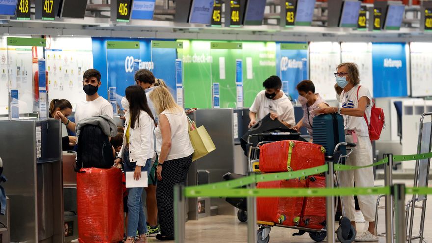 Pasajeros en el aeropuerto de Madrid Adolfo Suárez Barajas. EFE/Chema Moya/Archivo