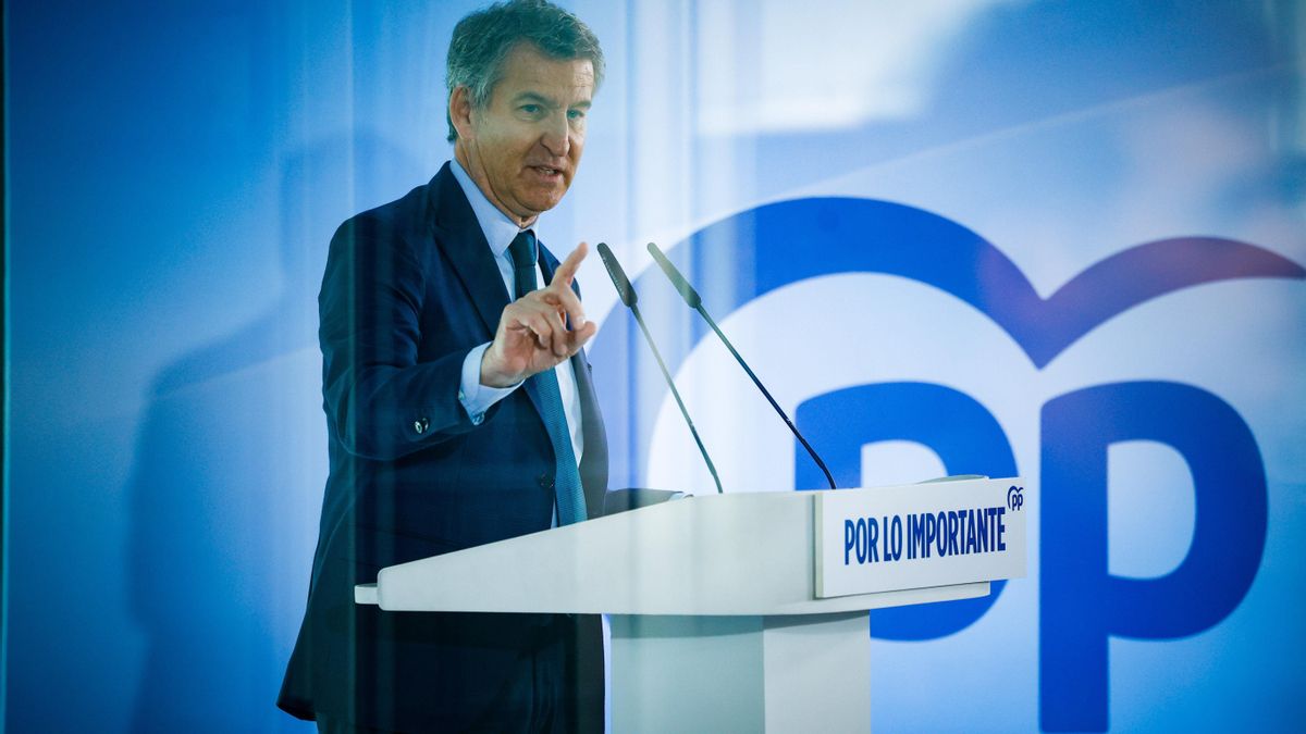 El presidente del Partido Popular, Alberto Núñez Feijóo, interviene durante un acto tras el comité de dirección nacional del PP, en el Hotel Grand Marina, en Barcelona