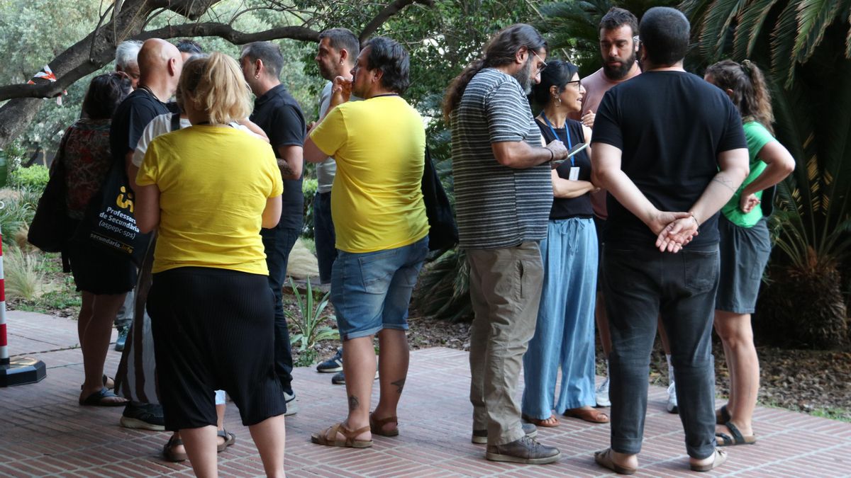 Los sindicatos docentes de Catalunya se encierran en Educación tras la sexta reunión fallida para desencallar la huelga