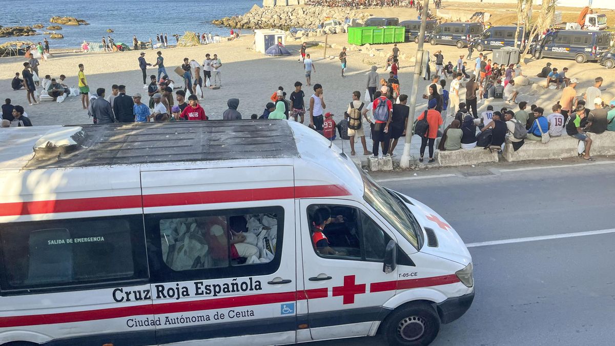 Llegan los vehículos de Cruz Roja a la playa del Trampolín para entregar alimentos a los migrantes que viven en la zona, este jueves en Ceuta. EFE/Reduan