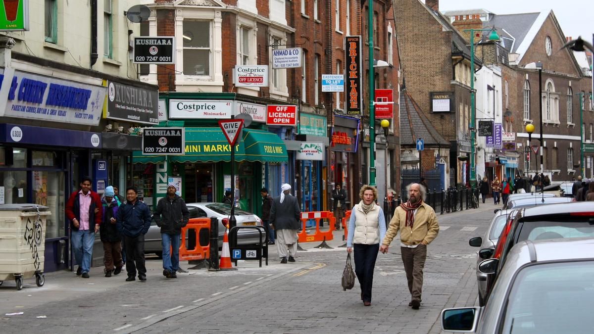 Un domingo en Brick Lane: arte callejero, comida picante y compras en el Banglatown londinense