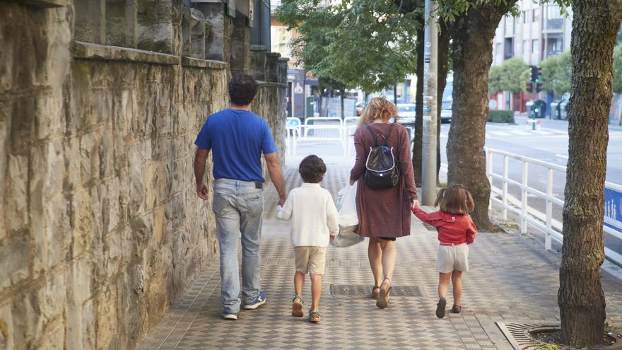 Vivir con miedo a que te vuelvan a abandonar: así es la ‘herida primaria’ de las personas adoptadas