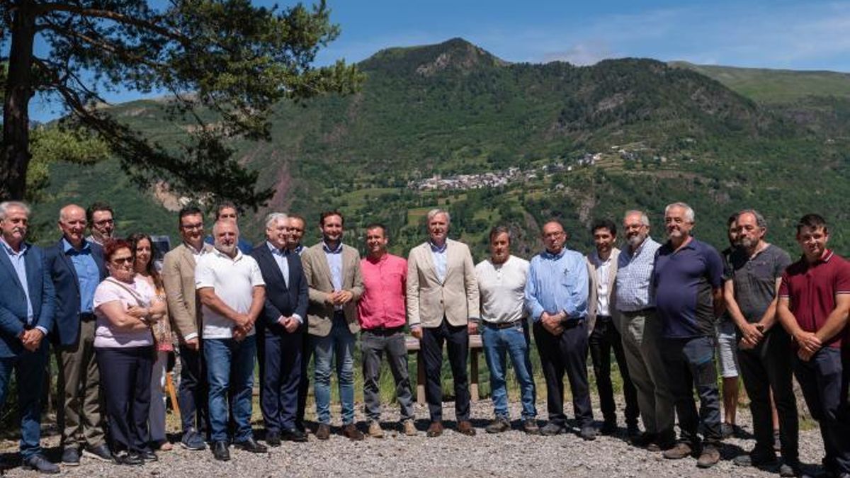 El presidente del Gobierno de Aragón, Jorge Azcón, y el presidente de la DPH, Isaac Claver, en julio del año pasado, con la firma del convenio para el asfaltado de la pista.