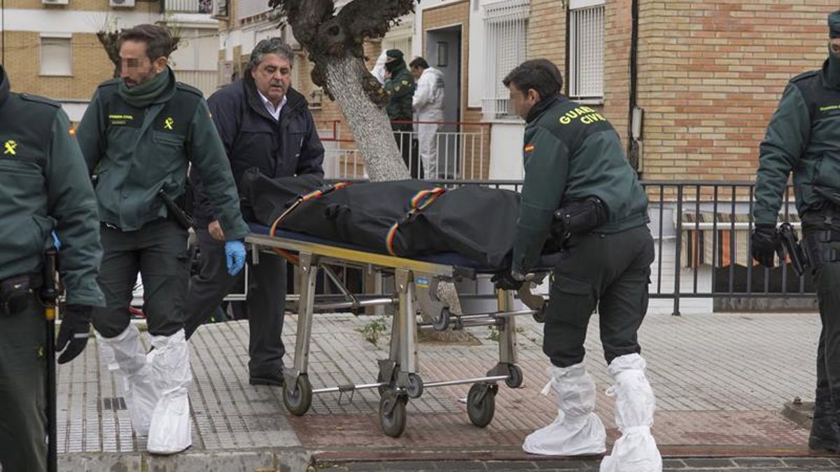Servicios fúnebres y agentes de la Guardia Civil, en el lugar en el que un hombre ha muerto esta madrugada