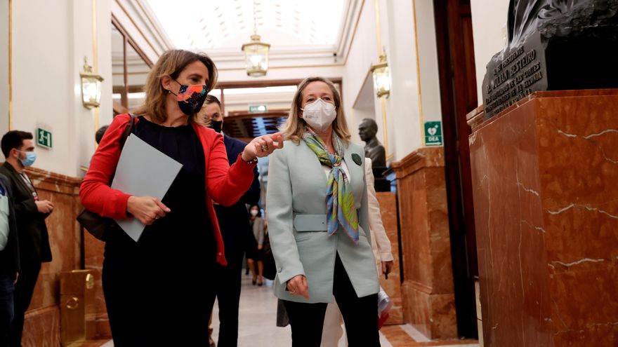 La vicepresidenta primera del Gobierno y ministra de Economía, Nadia Calviño (d) y la vicepresidenta tercera y ministra de Transición Ecológica, Teresa Ribera (i) en el Congreso, la semana pasada. EFE/ Emilio Naranjo