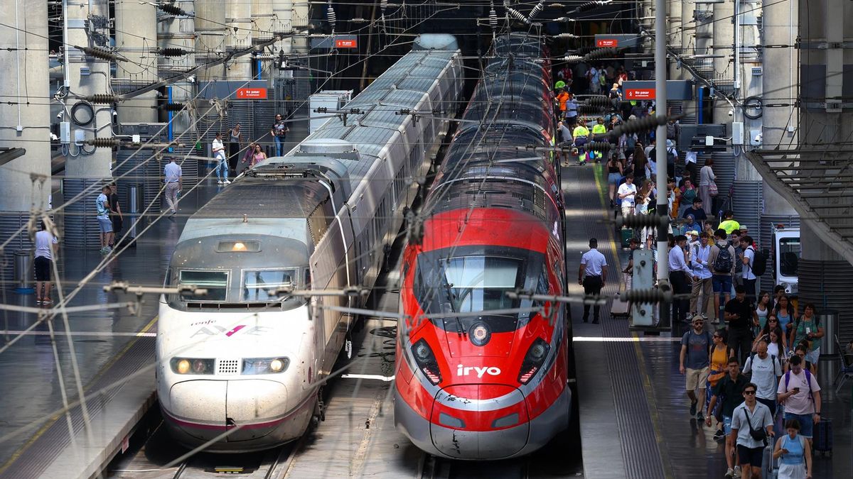 Pasajeros durante la primera operación salida del verano 2025, en la estación Puerta de Atocha - Almudena Grandes, a 4 de julio de 2025, en Madrid