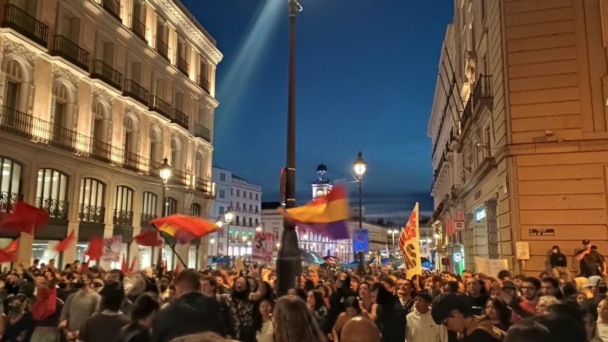 Los manifestantes de Sol bloquean una calle frente a una protesta del grupo ultraderechista Núcleo Nacional el 3 de octubre de 2026