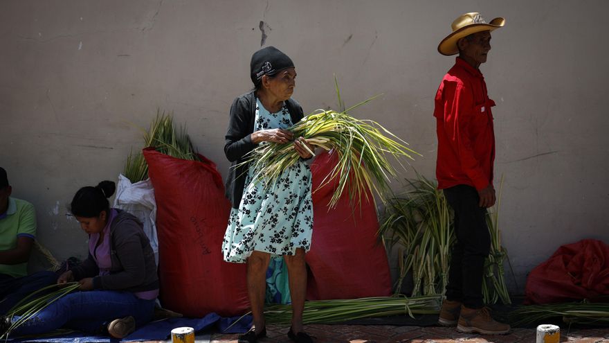 Grafitis en serrín, alfombras y racimos de palma, así preparan en Honduras la Semana Santa