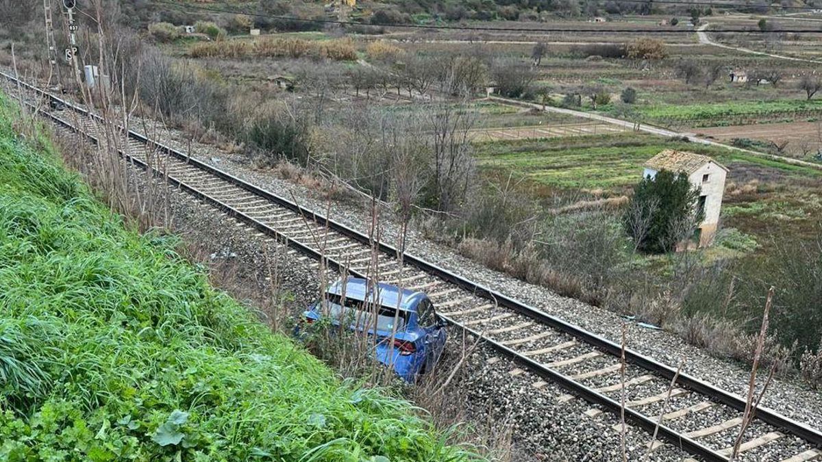 Un coche cae a las vías del tren en Cenicero