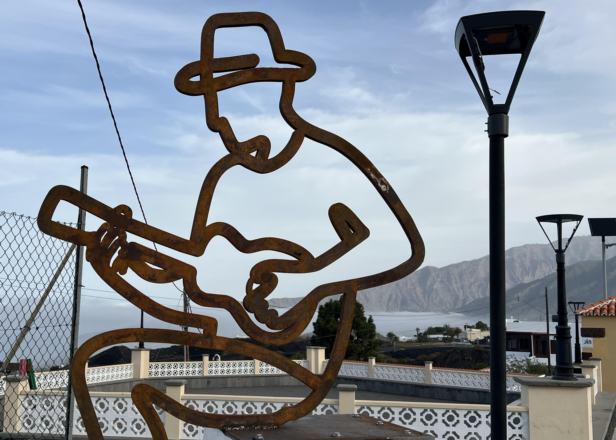 Francisco Ventura, por fin, tiene el homenaje que siempre mereció. Acero. Metal. Resistencia. Como el sonido firme del timple.