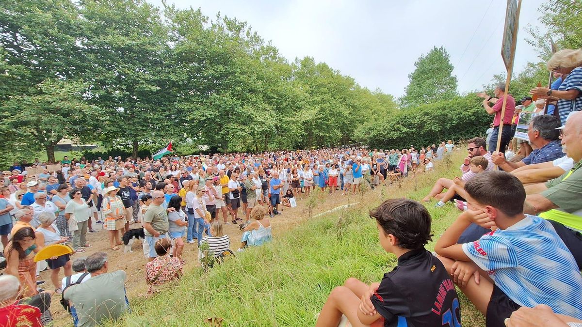 Manifestación en Mataleñas contra el aparcamiento de autocaravanas.