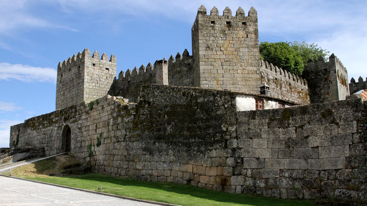 La aldea de Portugal rodeada por una muralla en la que sobreviven inscripciones hebreas que cuentan su historia
