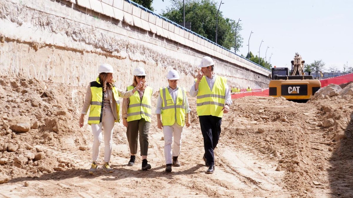 Visita de políticos y técnicos a las obras de la A-5