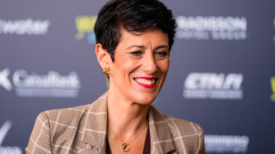 Archivo - La ministra de Inclusión, Seguridad Social y Migraciones, Elma Saiz, atiende a los medios de comunicación durante la World Football Summit