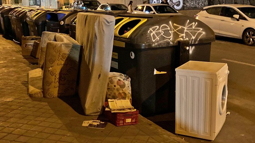El Ayuntamiento de Madrid pone un centenar de multas a vecinos y comerciantes ante el aumento de la suciedad en Usera
