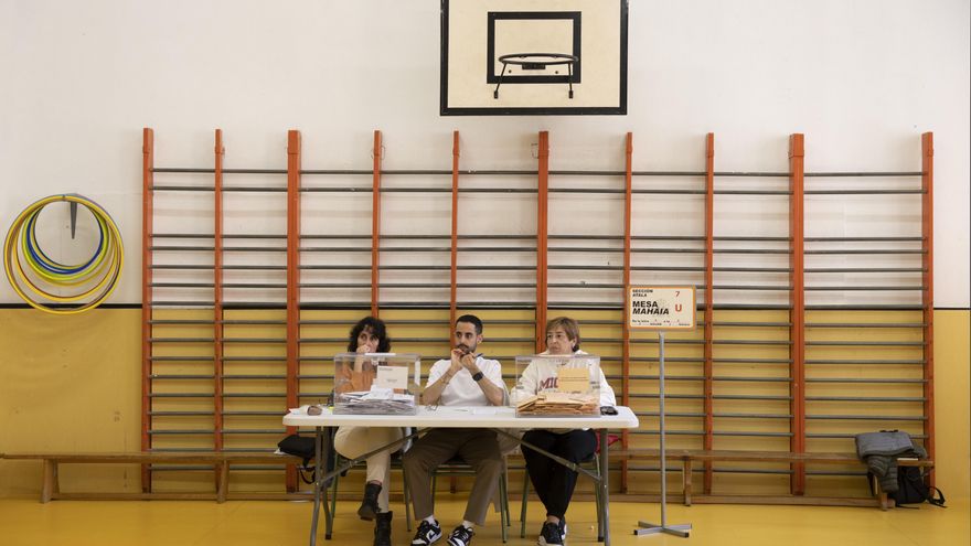 Integrantes de una mesa electoral en Pamplona (Navarra) en las elecciones municipales y autonómicas celebradas el pasado 28 de mayo. EFE/ Villar López