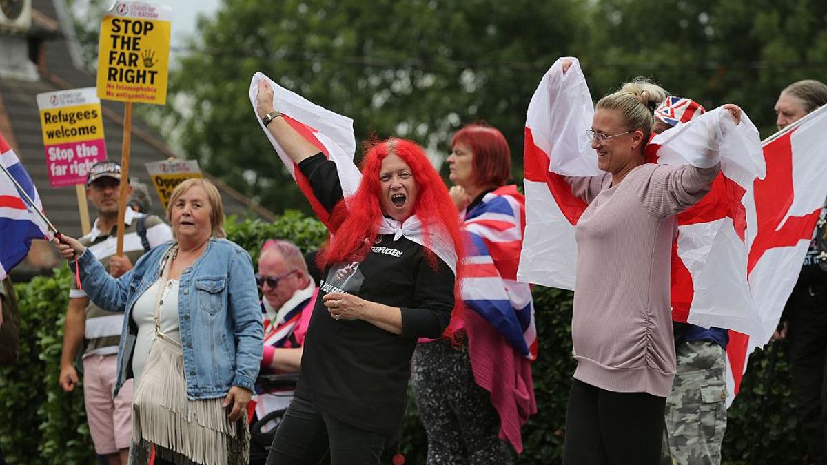 Grupos de manifestantes protestan a favor y en contra del alojamiento de migrantes delante de un hotel en Long Eaton, Inglaterra, el 23 de agosto.
