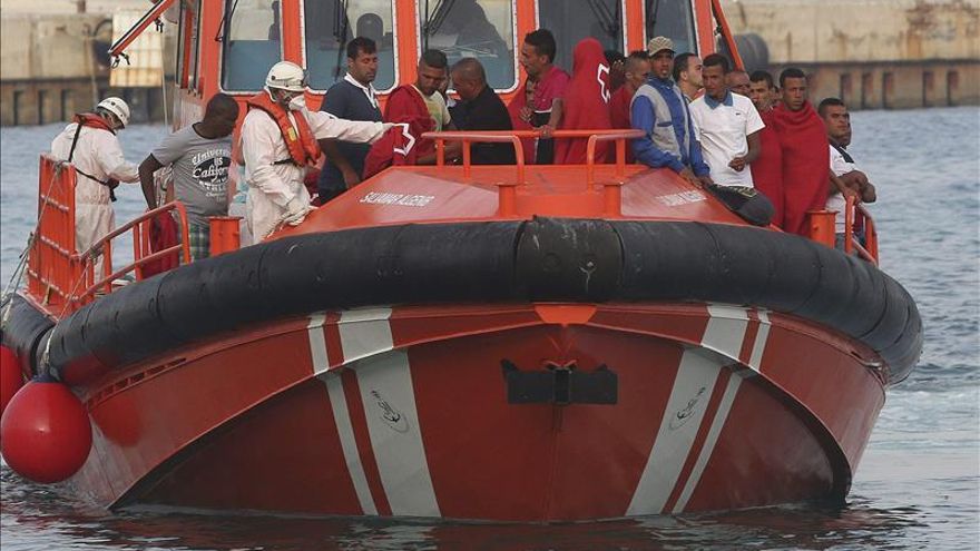 Llegan al puerto de Almería 19 magrebíes rescatados al sureste de Garrucha