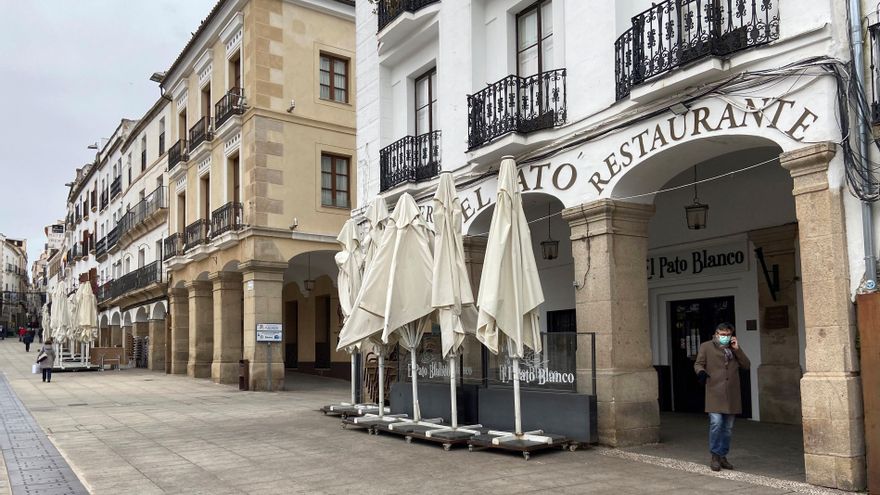 Un hombre pasea por la Plaza Mayor de Cáceres