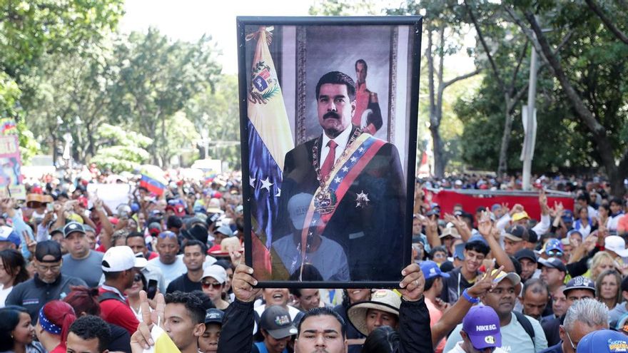 Un hombre sostiene un cuadro con la imagen del presidente de Venezuela, Nicolás Maduro, durante una marcha en apoyo al inicio de la Asamblea Nacional este lunes, en Caracas (Venezuela).