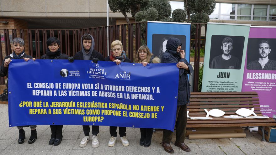 Representantes de varias asociaciones de víctimas de abusos en la Iglesia, como Infancia Robada y la Fundación Justice Initiative, se concentran este lunes en Madrid frente a la sede de la Conferencia Episcopal (CEE), a la que acusan de minimizar los casos de pederastia y a la que reclaman una reparación del daño causado. Esta semana se celebra en esta sede la Asamblea Plenaria de los obispos, que elegirá un nuevo presidente en sustitución del cardenal Juan José Omella y estudiará, entre otros documentos, el plan de reparación integral de víctimas de abusos sexuales en el ámbito eclesiástico. EFE/ Mariscal