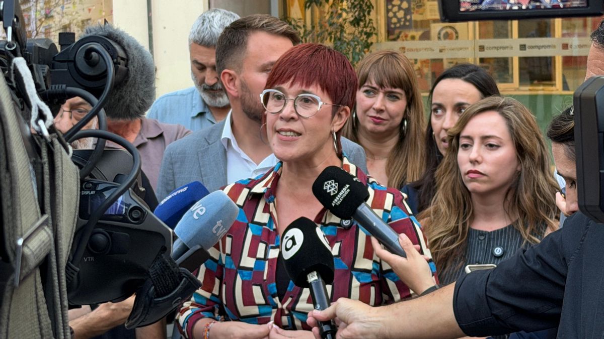 Àgueda Micó, que será la número 1 por València, comparece junto a la líder de Podemos, María Teresa Pérez, Amparo Piquer (Més), y miembros de ERPV y EUPV.