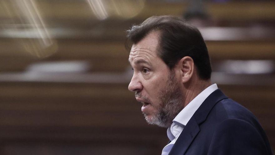 El ministro de Transportes, Óscar Puente, en un pleno del Congreso de los Diputados. EFE/ Sergio Pérez
