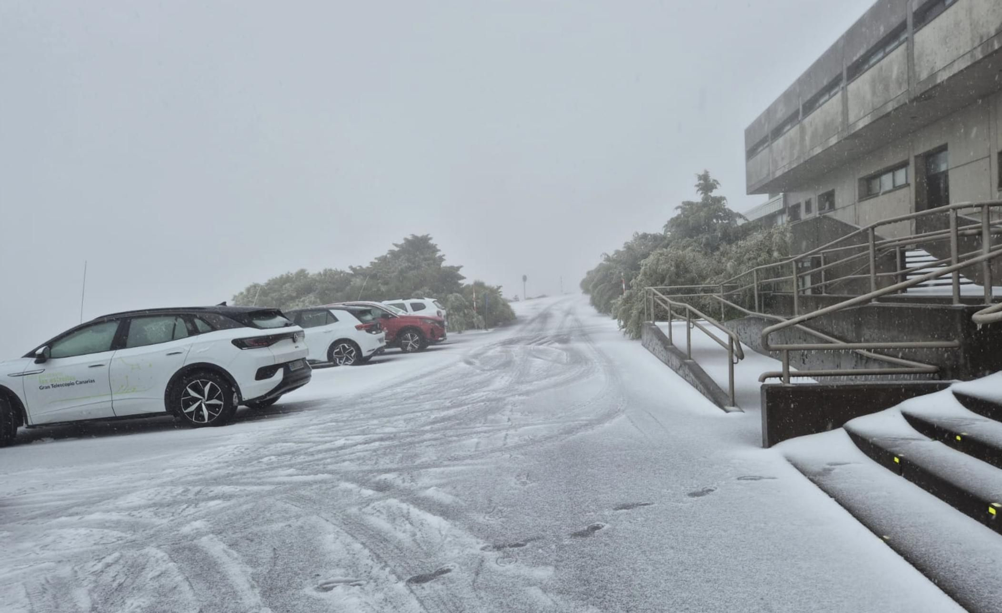 Aparcamiento de la residencia del  IAC en  Observatorio Astrofísico del Roque de Los Muchachos, en la tarde de este miércoles, con nieve.
