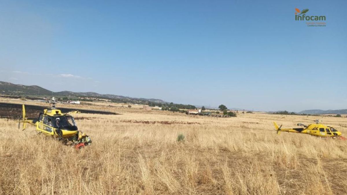 Helicópteros del Plan INFOCAM en el incendio de Brazatortas (Ciudad Real) el 23 de agosto de 2025