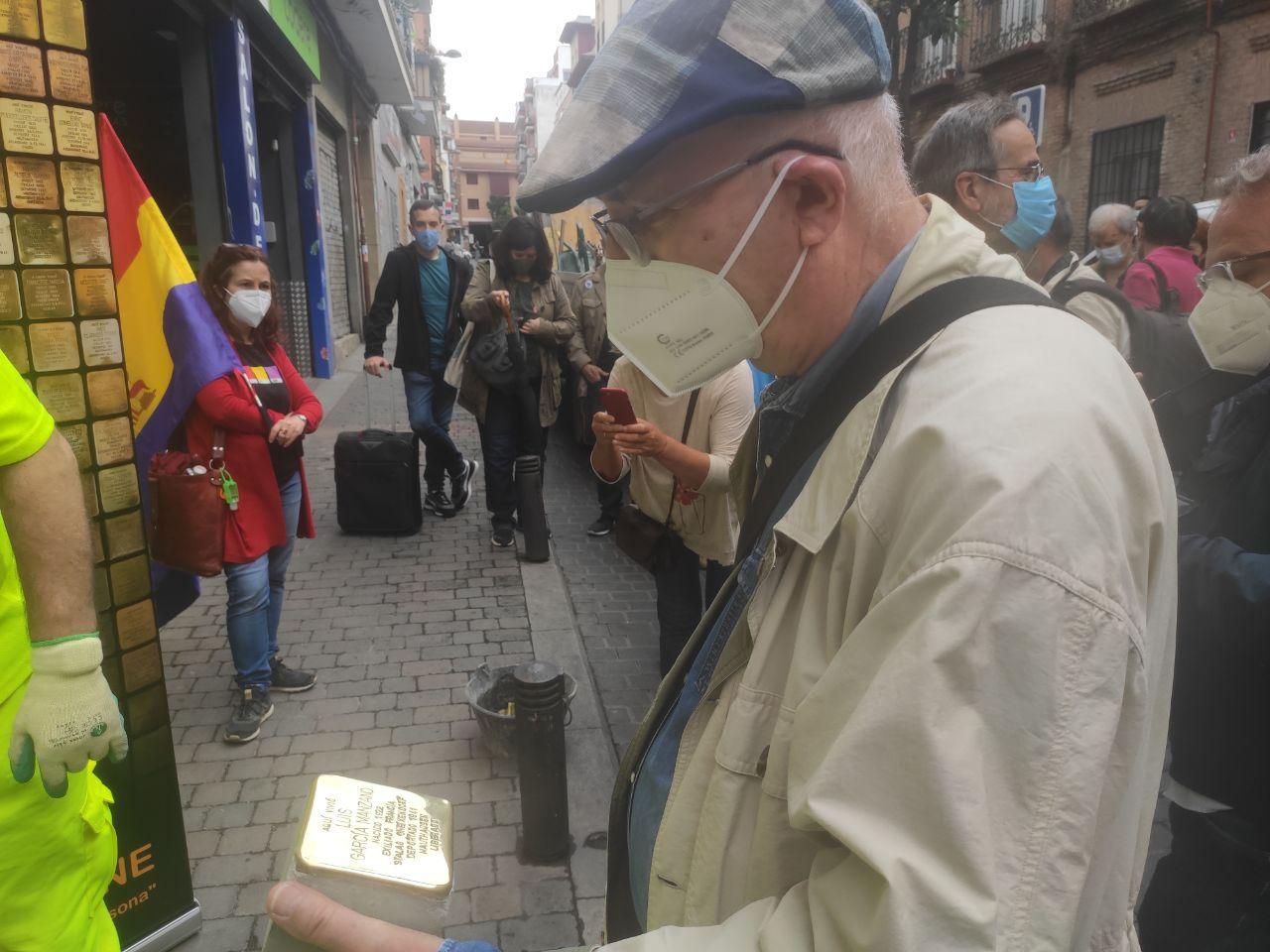 Enrique Urraca, familiar de deportado, hizo entrega de la piedra de Luis García Manzano, en la calle de Topete