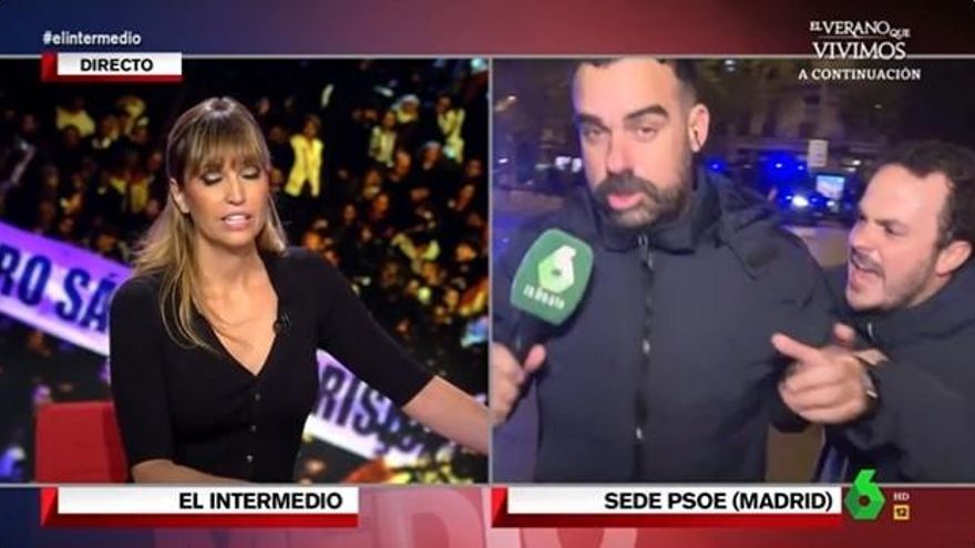 Insultan y agarran al reportero de 'El Intermedio' en la manifestación de extrema derecha en la sede del PSOE