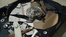 Cada unidad de disco duro se compone de uno o más platos magnéticos que se desgastan con el uso