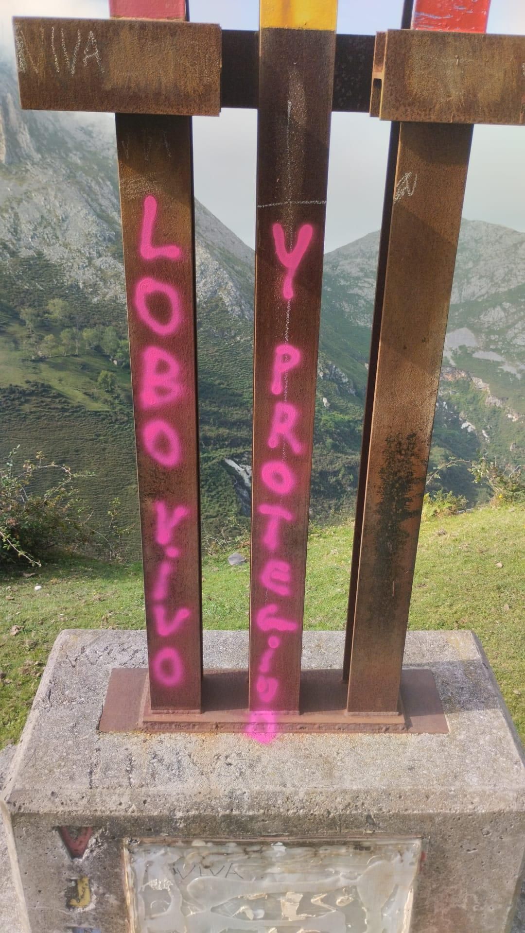 El monolito del Alto de la Tornería, en Llanes, ha sido vandalizado. En la imagen, una de las pintadas.