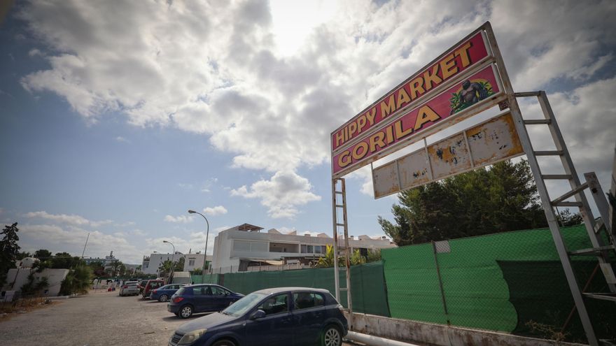 El deteriorado cartel de este mercadillo que abrió en 2013 y cerró poco después simboliza la progresiva decadencia de este espacio