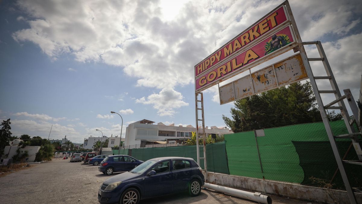 El deteriorado cartel de este mercadillo que abrió en 2013 y cerró poco después simboliza la progresiva decadencia de este espacio